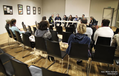 Foto: Sodelujoči na odprti mizi (Slikal: Matic Zorman).