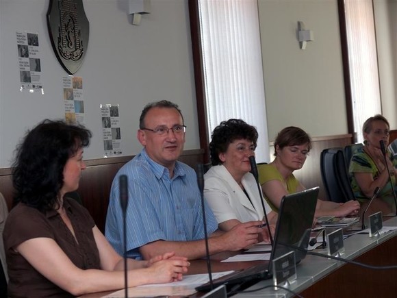 mag. Roman Rener, svetovalec v Zavodu Oreli, je vodil tiskovno konferenco