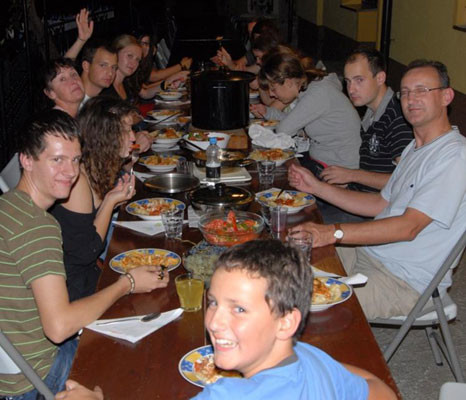 Foto: Udeleženci delovnega vikenda v Portorožu pri večerji (Slikala: Martina Ozimek).